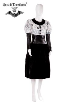Abito couture stile collegiale con fantasia giornale