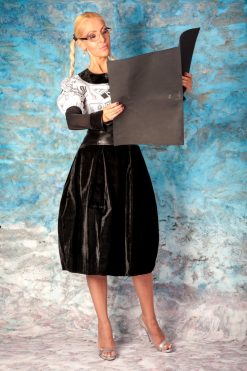 Abito couture stile collegiale con fantasia giornale