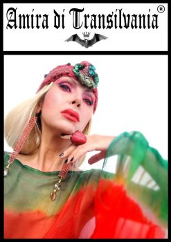 Cappellino ad uncinetto con fragole