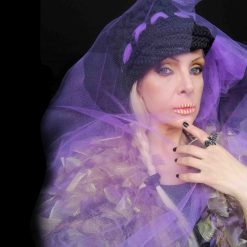 Cappellino ad uncinetto di tulle nero e viola