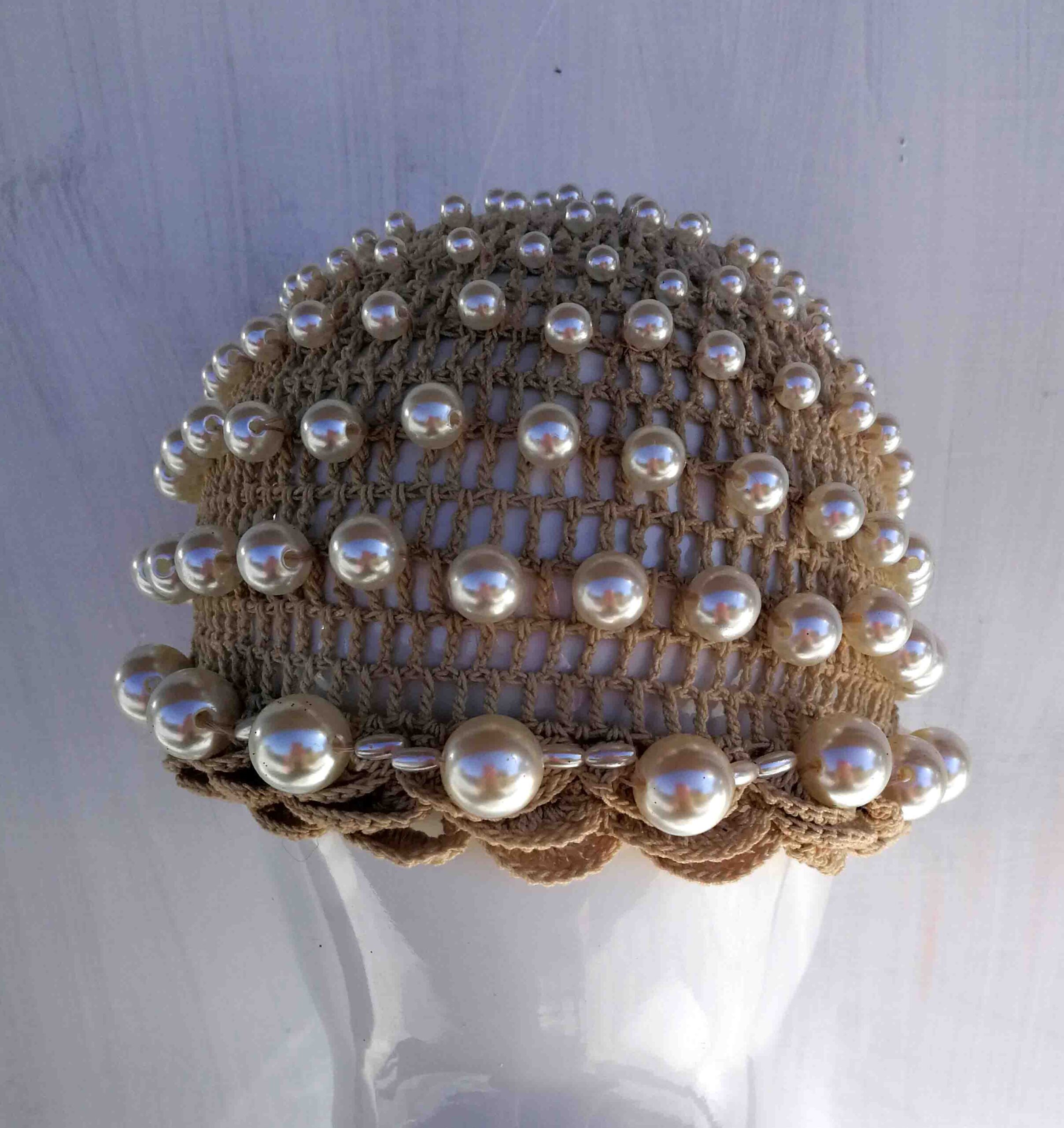 Cappellino ad uncinetto con perle