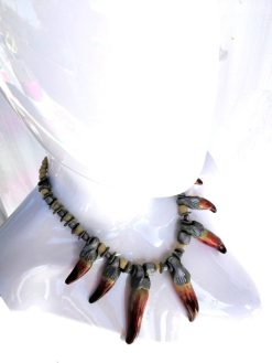 Collier di zanne in resina dipinta a mano