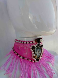 Collare rosa in macramè con cameo