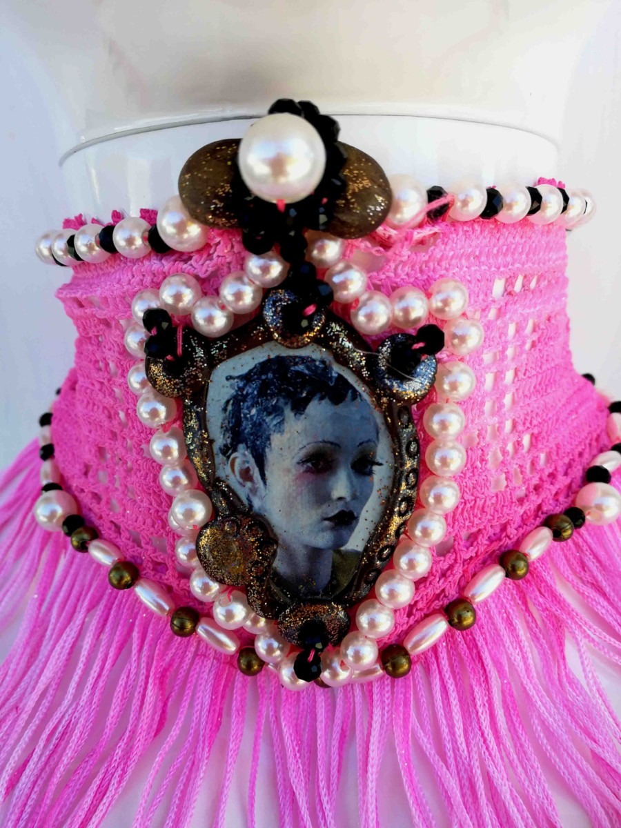 Collare rosa in macramè con cameo