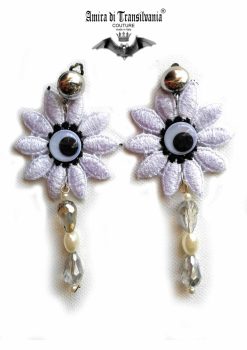 Orecchini bianchi con fiore ricamato