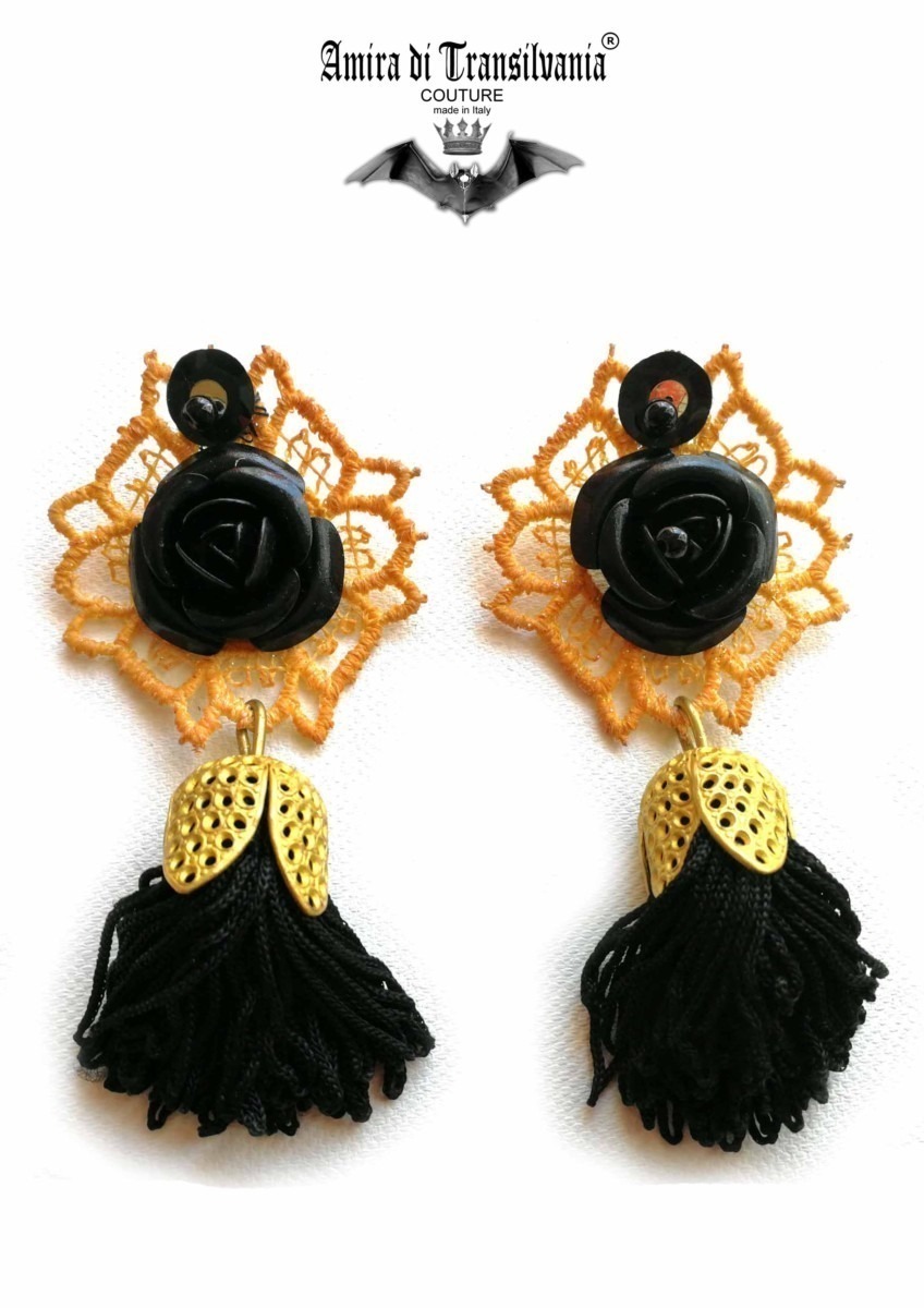 Orecchini oro con rose nere e pendenti
