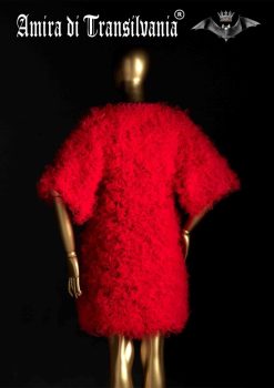 Pelliccia ecologica in nodi di tulle rosso
