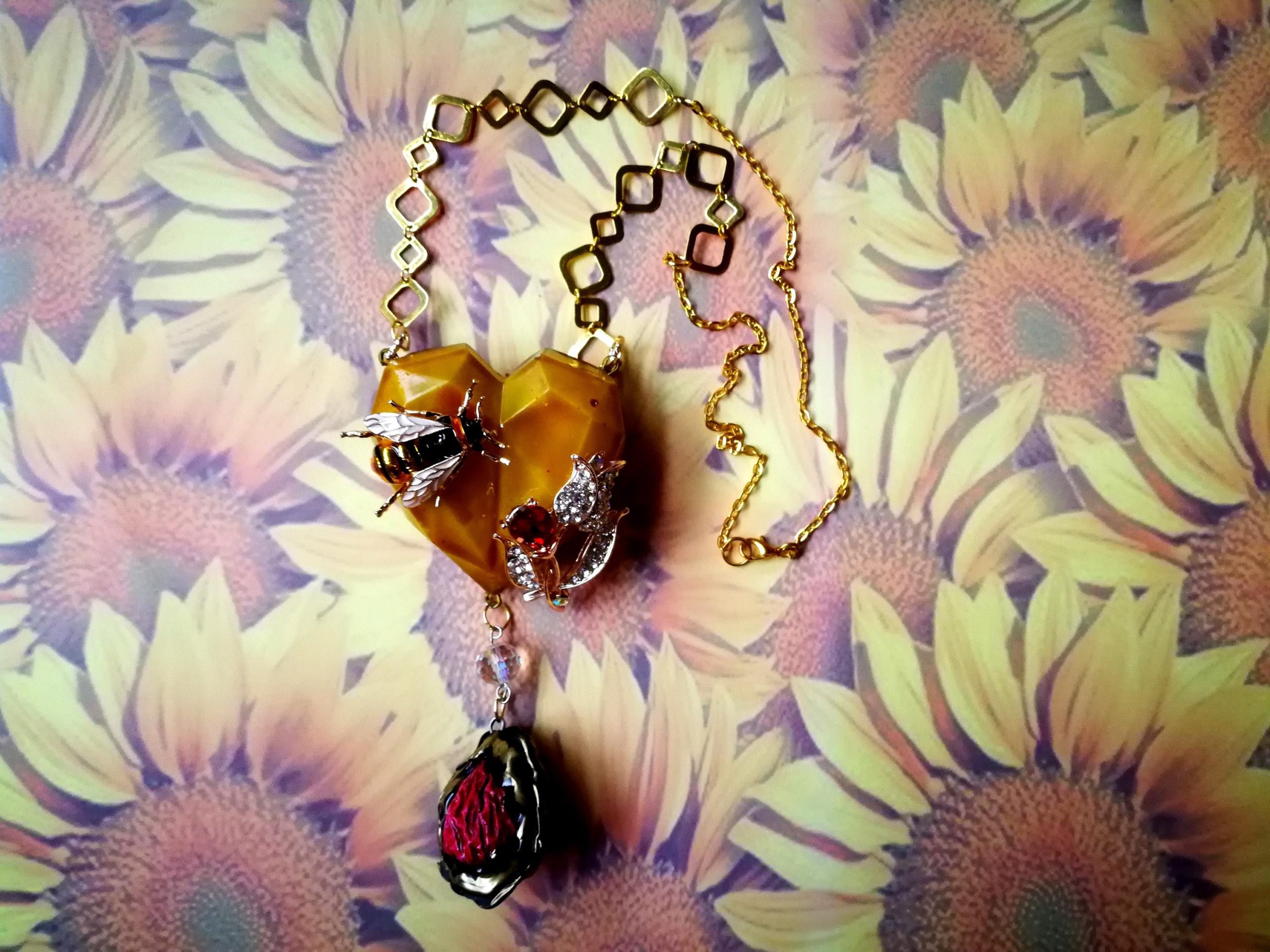 Queen Bee Necklace Luxury Statement Gold Bumble Honey Insect Pendant Sculptural Jewelry Gemstone Charm