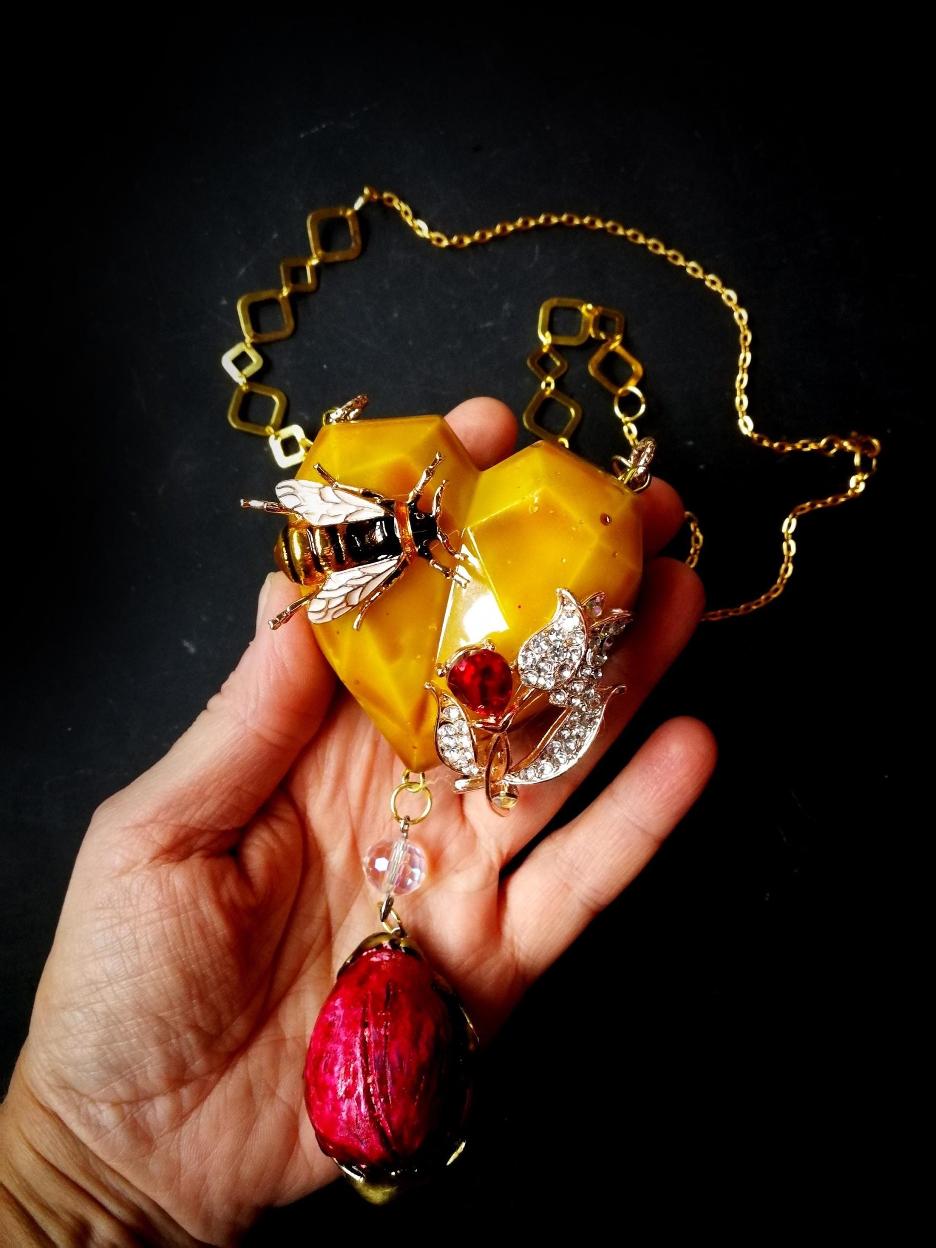 Queen Bee Necklace Luxury Statement Gold Bumble Honey Insect Pendant Sculptural Jewelry Gemstone Charm