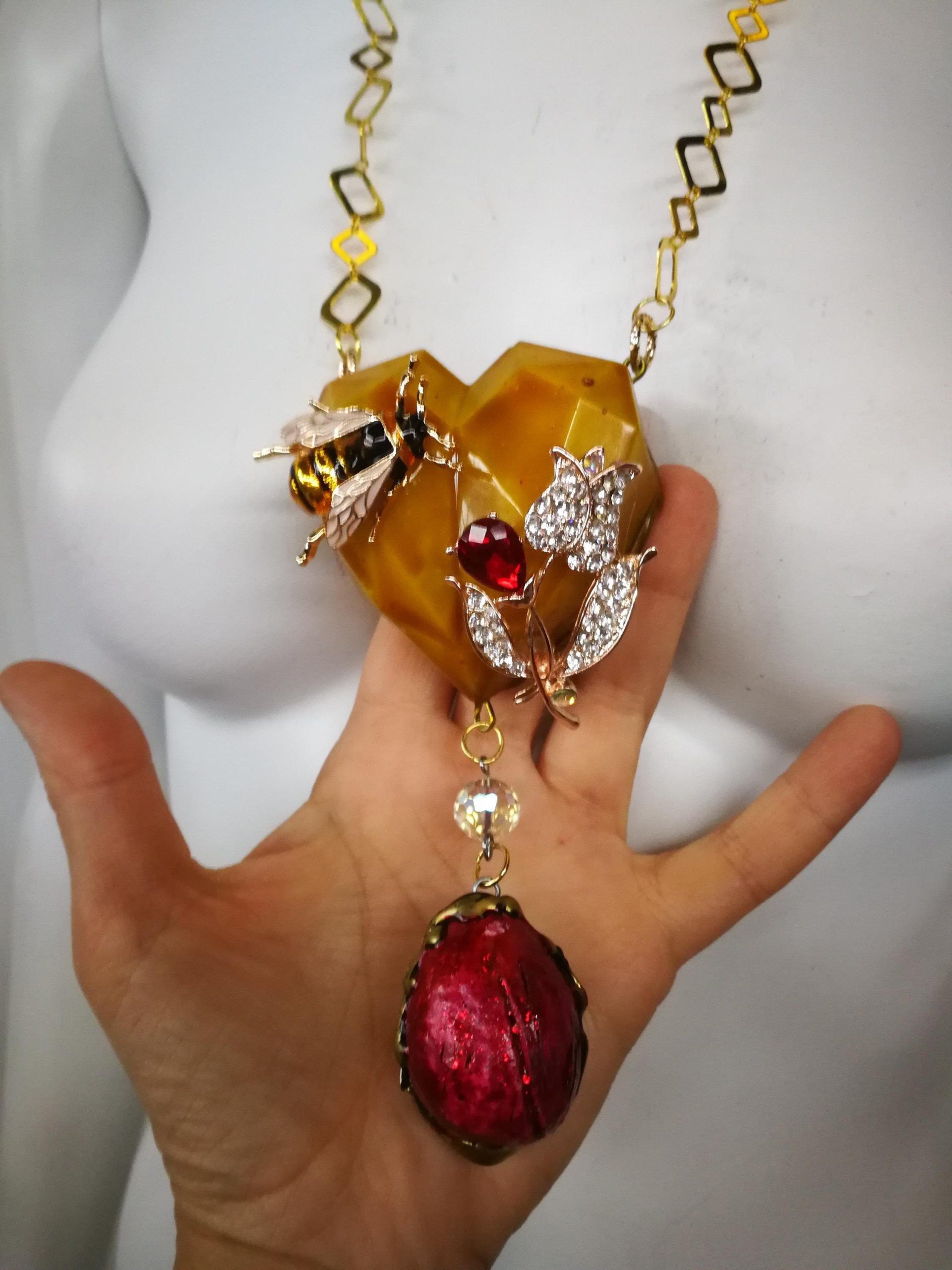 Queen Bee Necklace Luxury Statement Gold Bumble Honey Insect Pendant Sculptural Jewelry Gemstone Charm