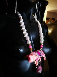 Pig Necklace Whimsical Statement Jewelry Animal Pendant Pearl Collar Oddities Eclectic Charm Beads & Strass